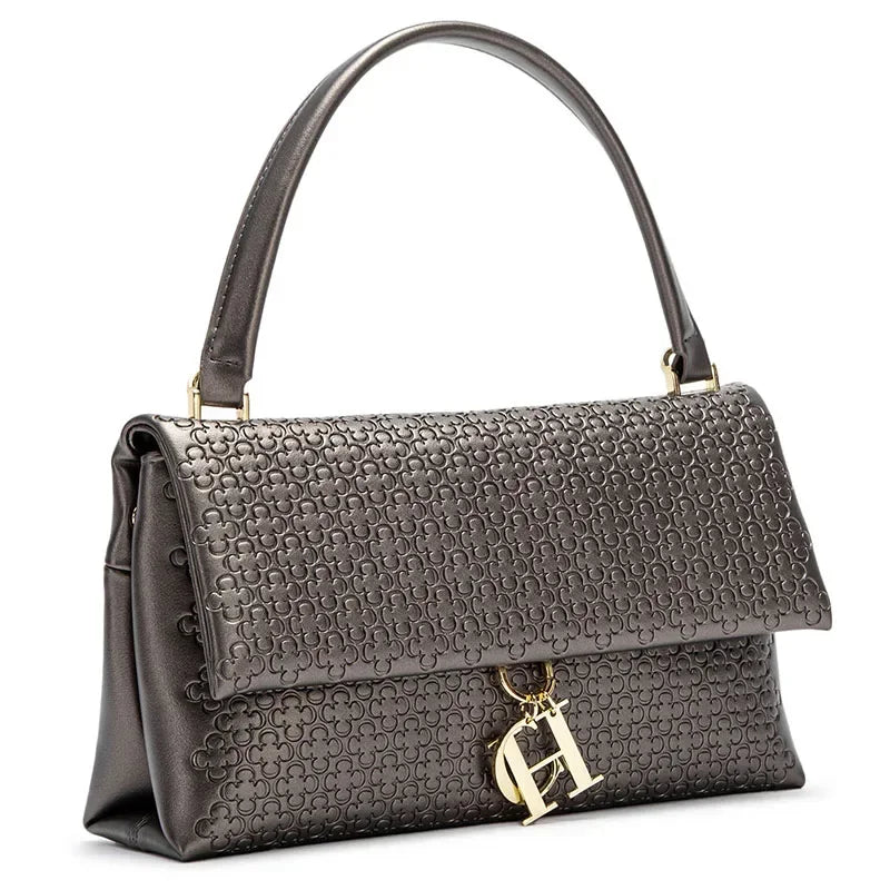 Le sac à main à charme signature